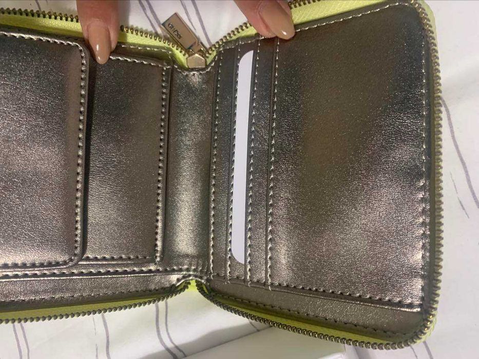 Малко портмоне Guess