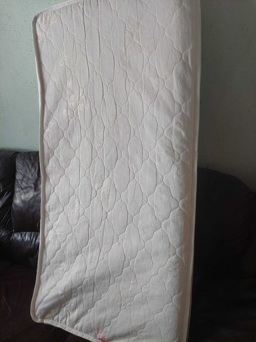 метално креватче с матрак