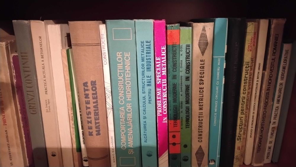 Lichidez bibliotecă 3000-4000 de cărți