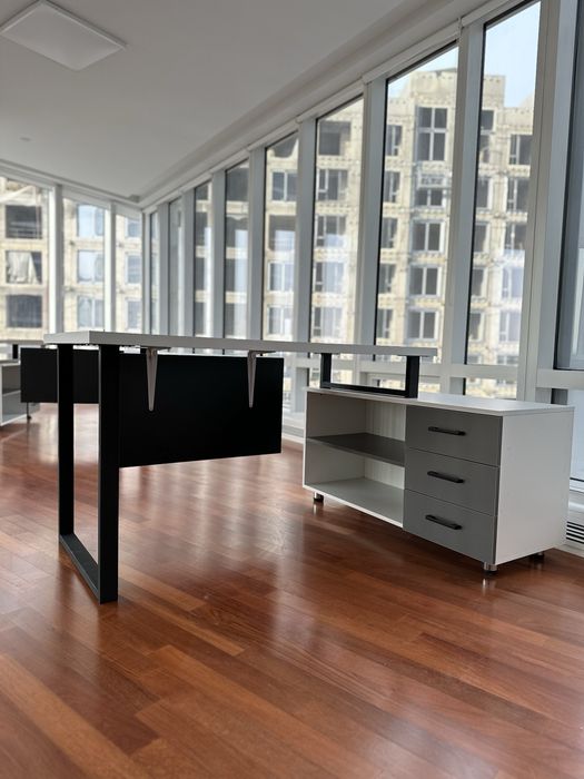 Офисный стол с тумбой