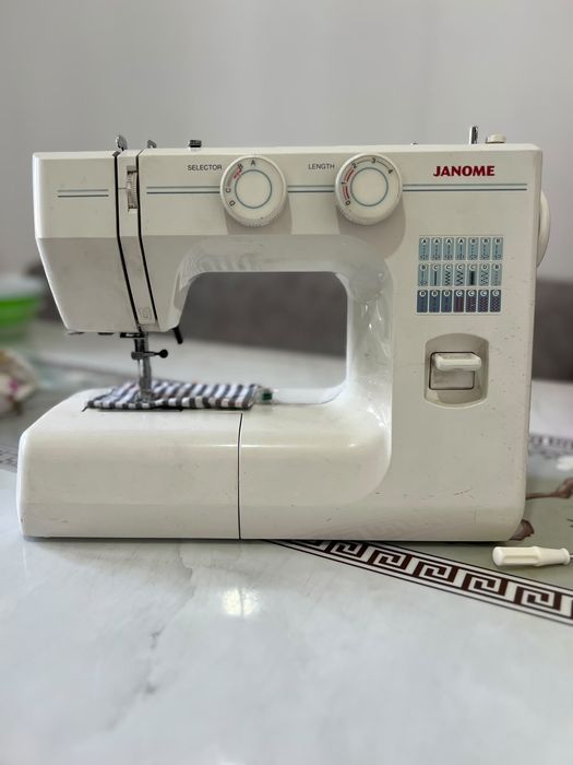 Продается швейная машинка janome Не исправить номер