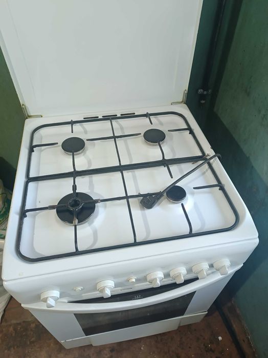 Продам газовую плиту indesit