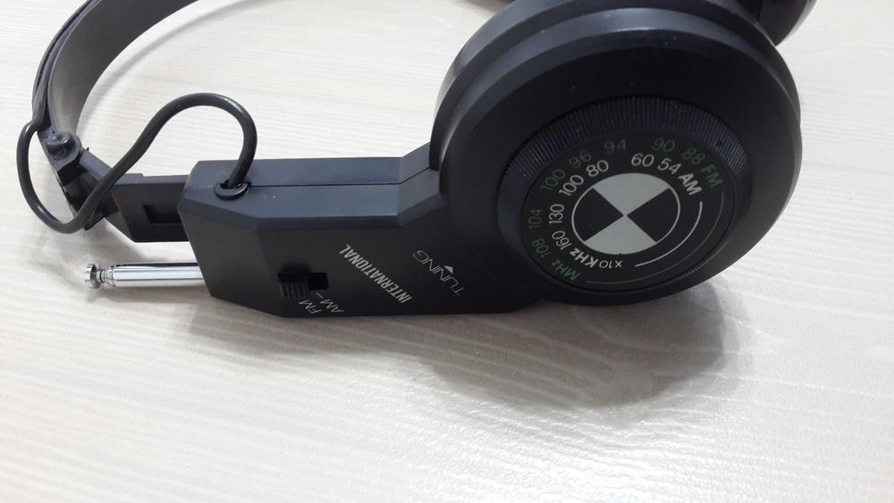 Căști cu radio integrat International AM/FM Foldable Headphone Radio (Model: HP-2000)