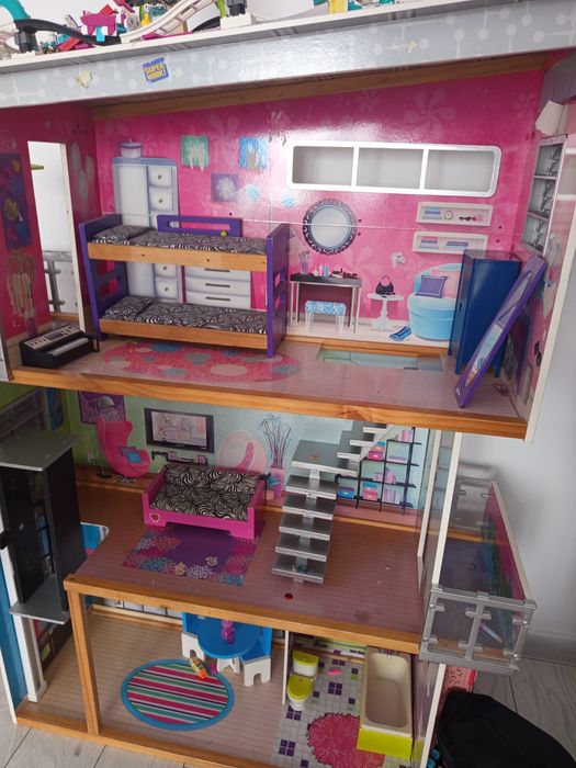 Vand casută Barbie.