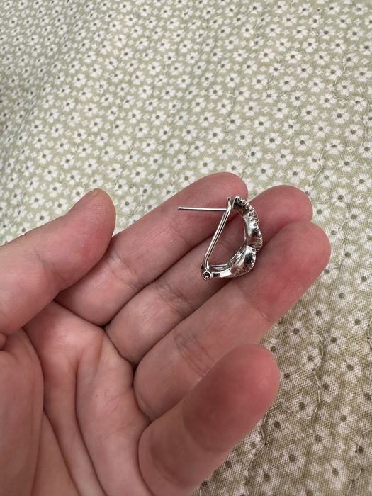 Продам серьги с бриллиантом