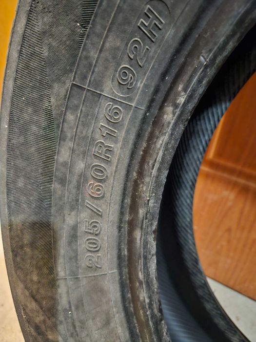 Два броя гуми 205х60х16