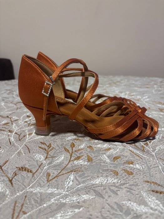 Обувки за спортни танци