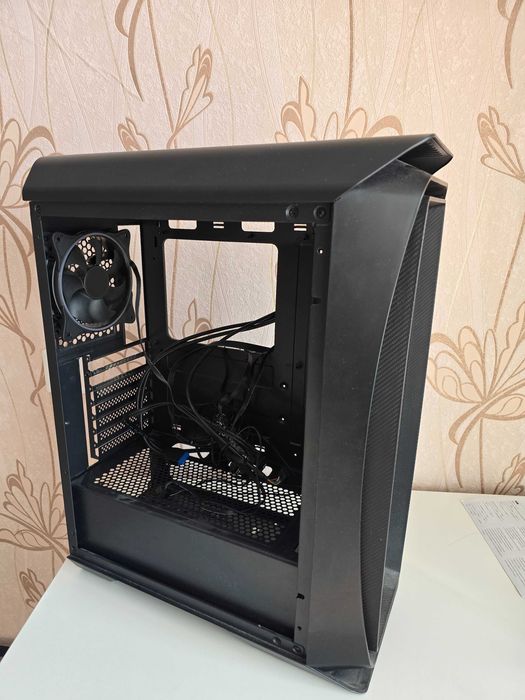 Продам корпус AeroCool Aero One Frost
