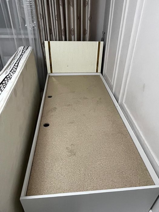 Одно спальни диван