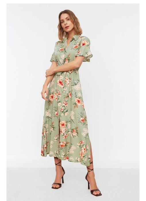 Лятна рокля с флорални елементи