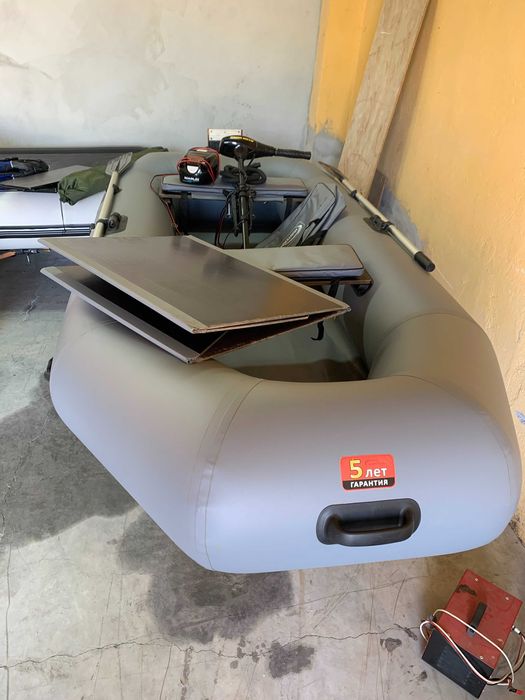 Надуваема лодка с ел. двигател