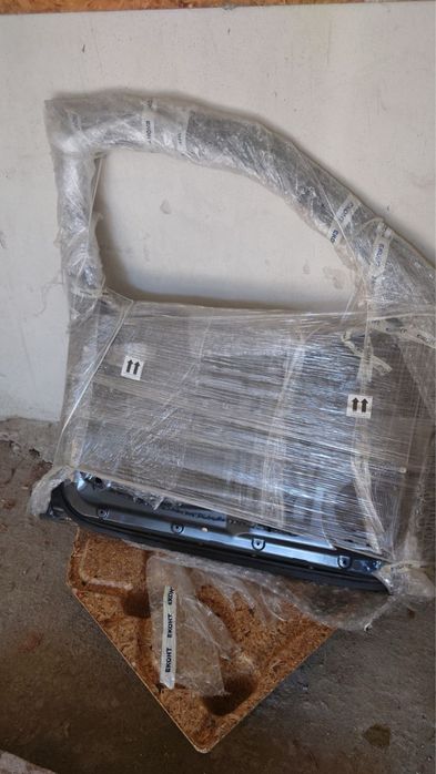 Продавам предна лява врата за Грейт Уол Стийд