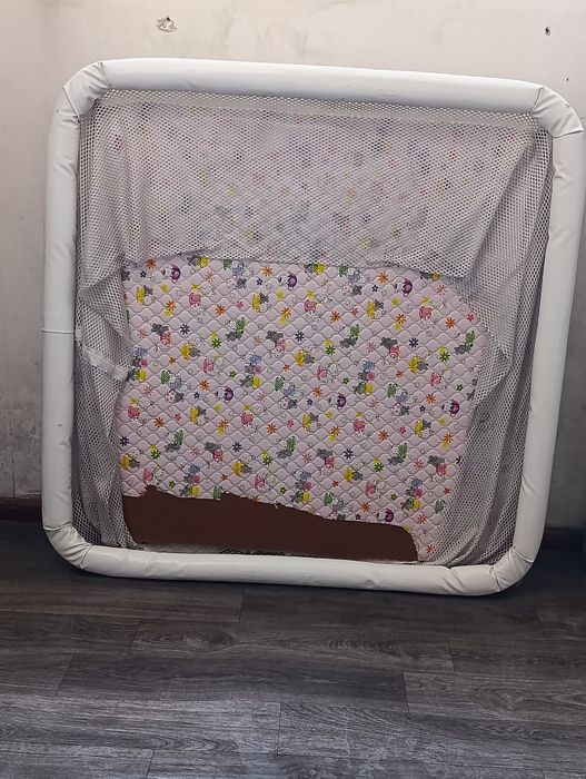 Продаётся манеж старенький