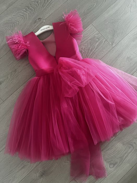 Продам нарядное платье для девочки