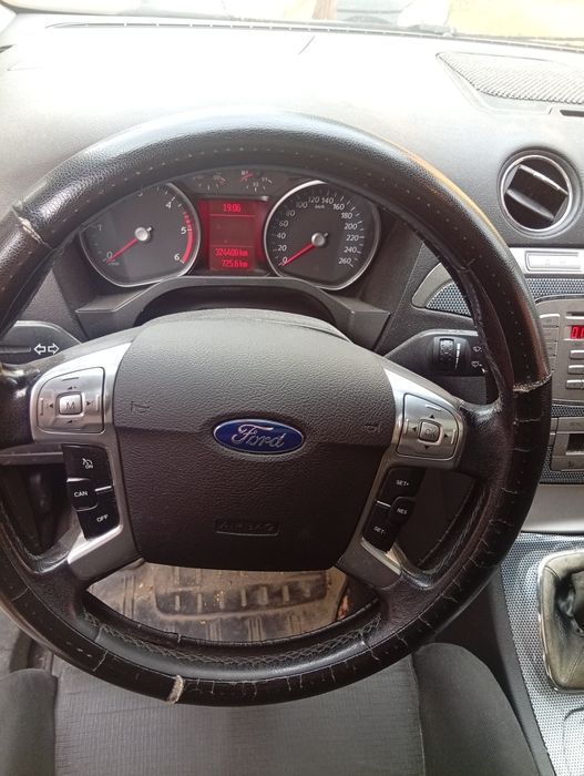 Vând Ford S-Max.