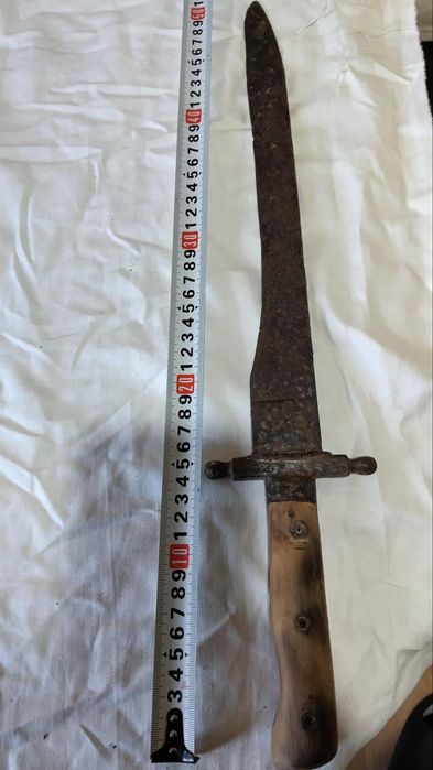 Продавам много стар нож