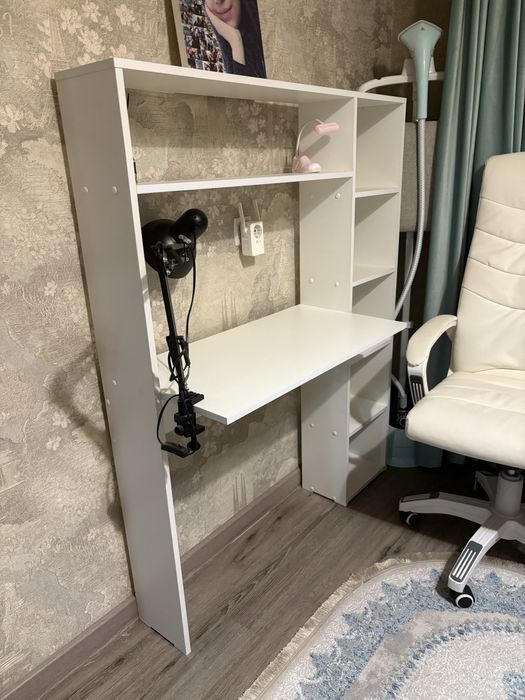 Продам столик с полками