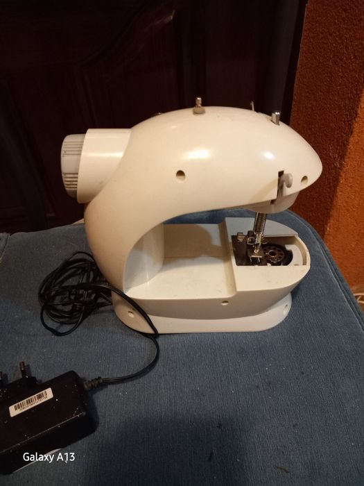Mașină de cusut cu ancarcator