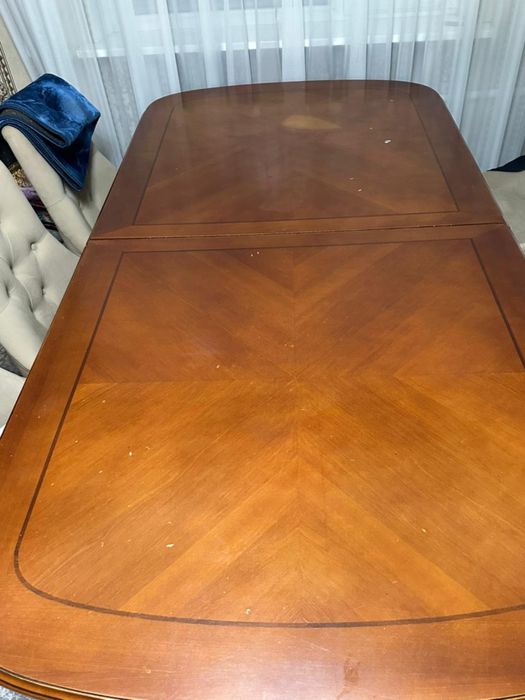 Стол для гостей.