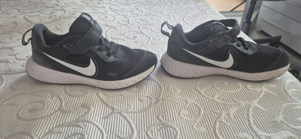 Оригинални детски маратонки Nike Revolution 28 номер