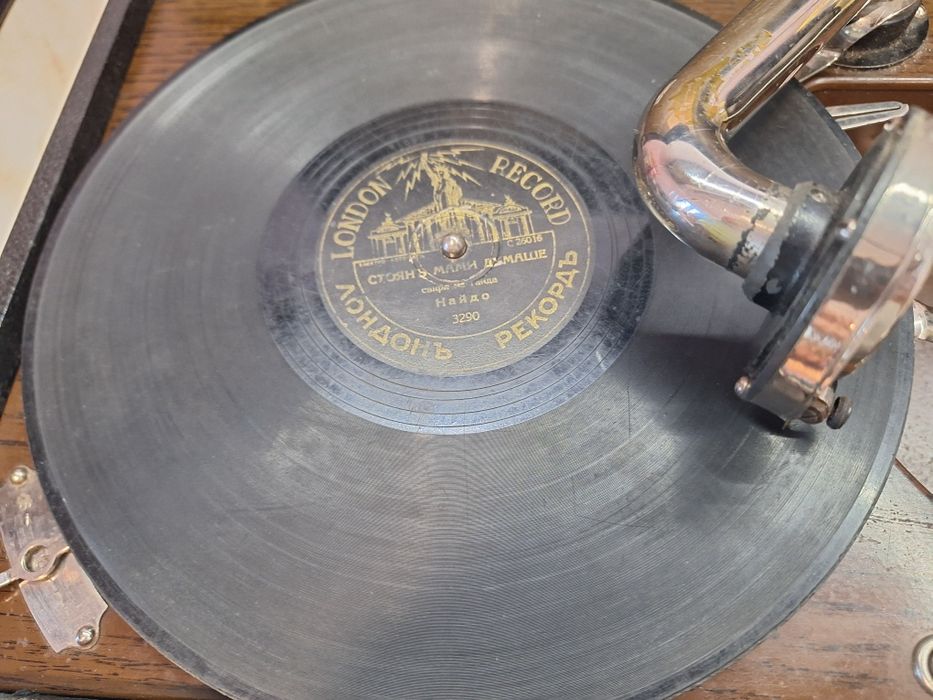 Ретро преносим грамофон с куфарче