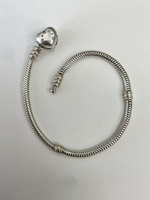 Сребърна гривна Пандора с талисмани