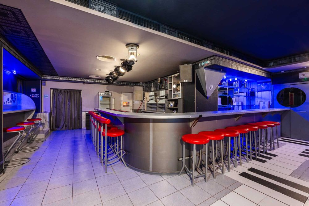 Зала за партита Black&White