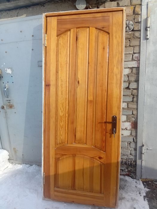 Дверь деревянная входная