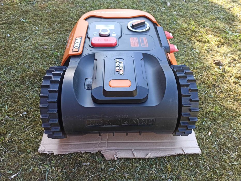 Robot tuns iarba Worx Landroid M 700.