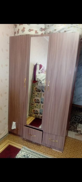 Настольные столы и шифонер