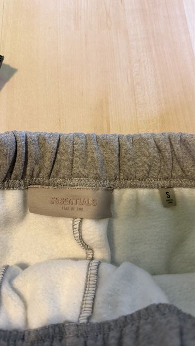 Pantaloni essentials