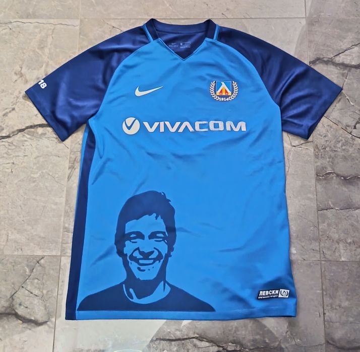 Продавам 2 тениски на Левски