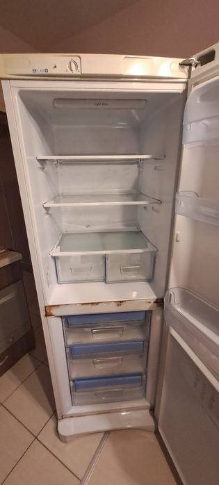 Хладилник с фризер Индезит