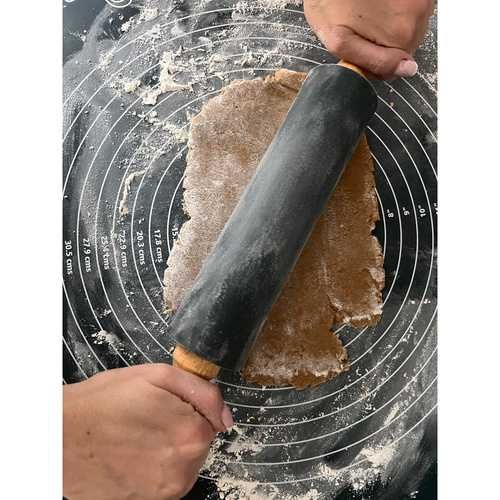 Силиконова подложка за тесто + точилка Ruhhy –  комплект 70x50 см