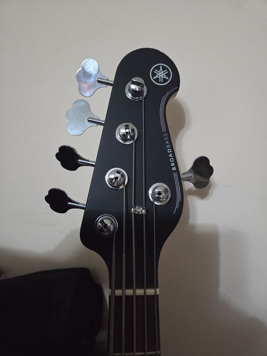 Продаю электрогитары с подставками для гитары!