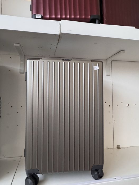 Чемоданы разные стильные