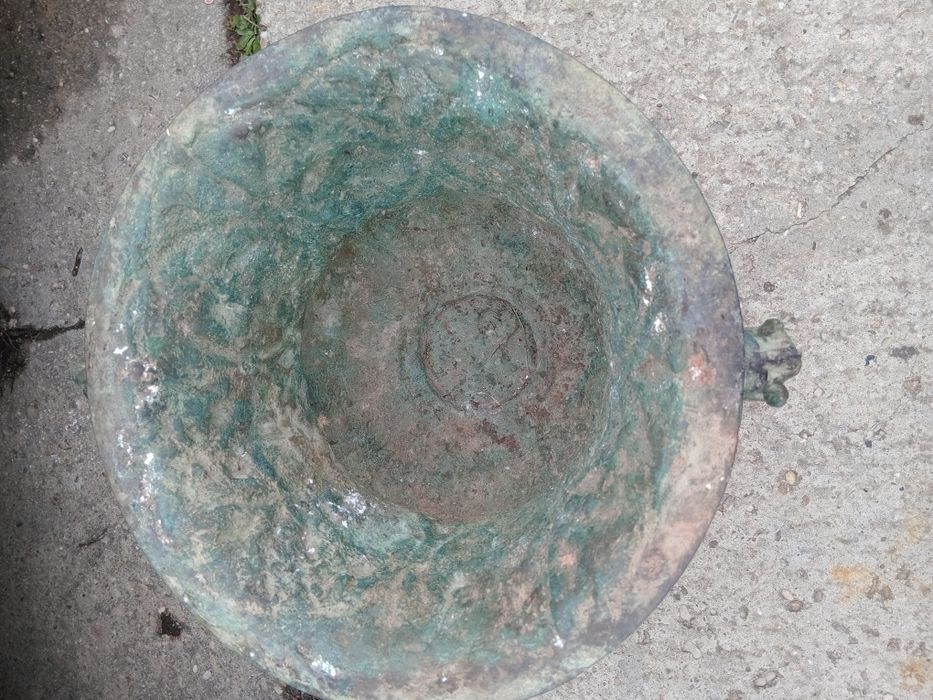 Vand o jardiniera din bronz