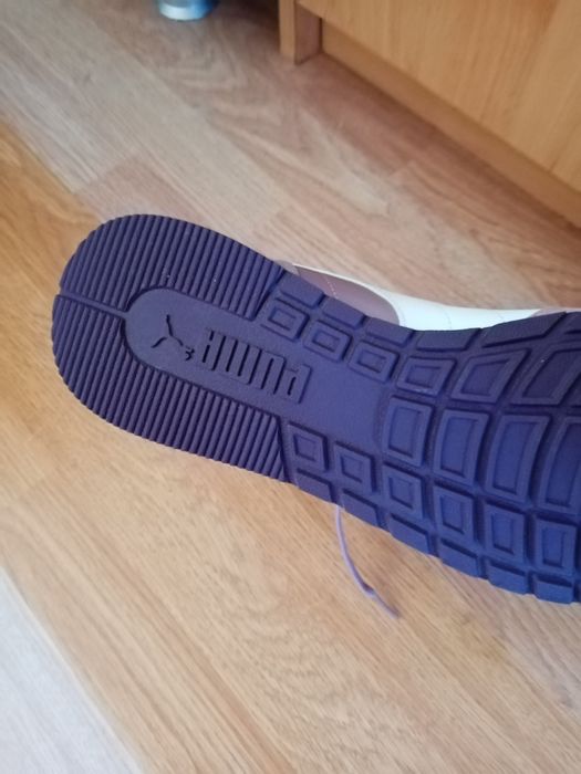 Vând adidași noi aduși de afară.