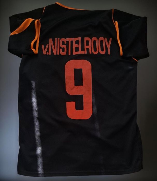 Футболни артикули и карти с автографи!