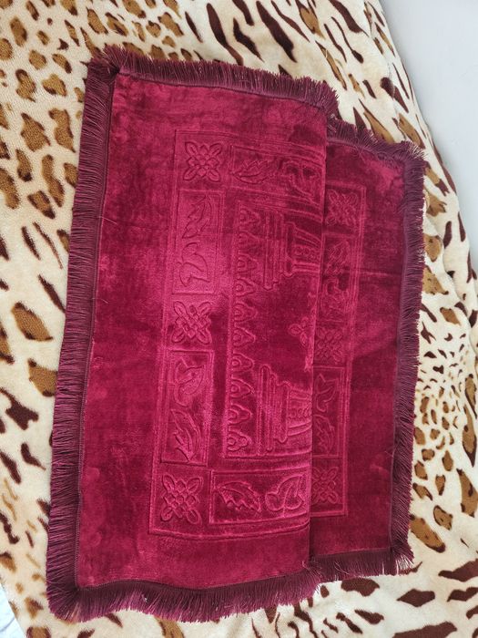 Жойнамоз сотилади.