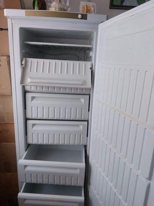 Продам морозильник Indesit