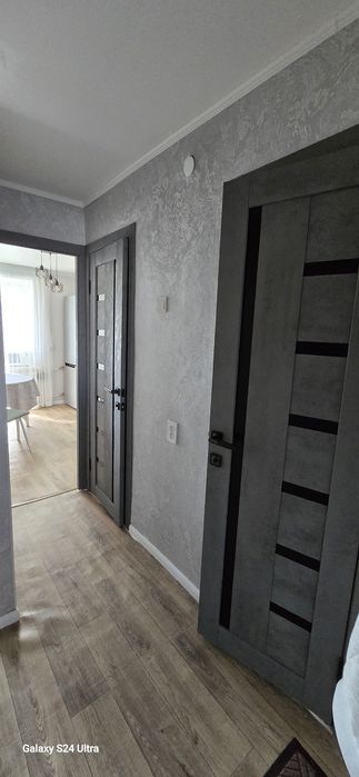 По часам в центре,  Аль Фараби