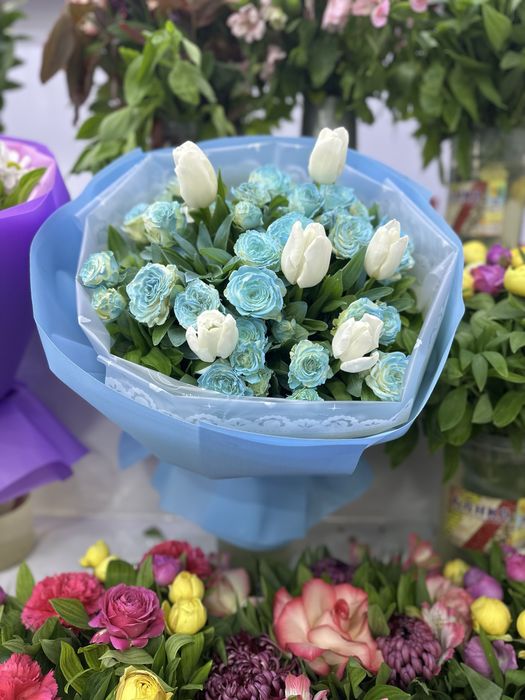 Savatli korzinkali gullar jivoy atirgul roziviy lola