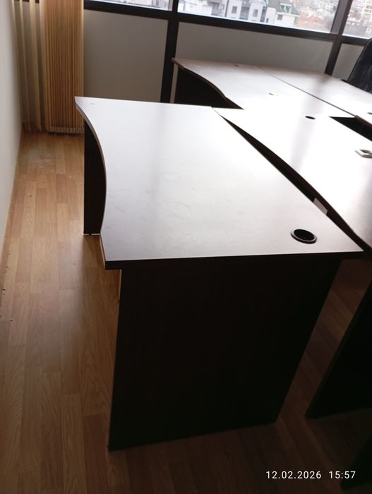 Продавам бюра 132на 70