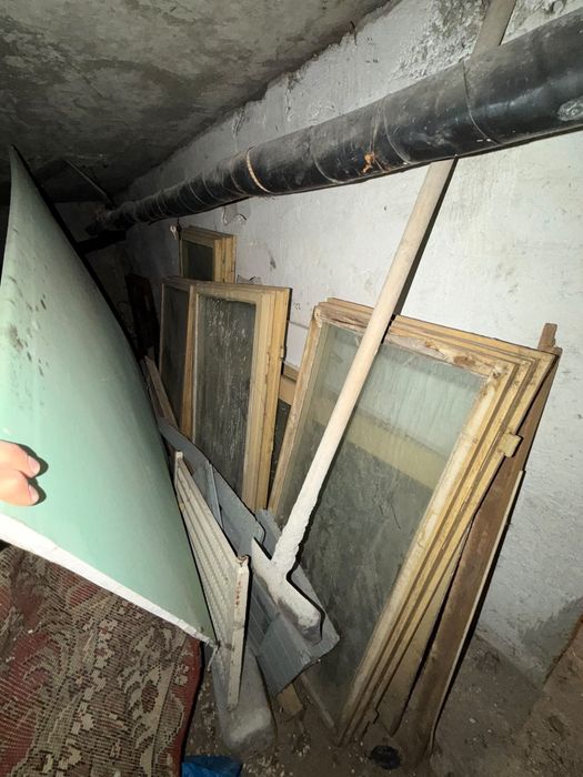 Vând uși vechi și lemne + serviciu de golire beci (contra cost)