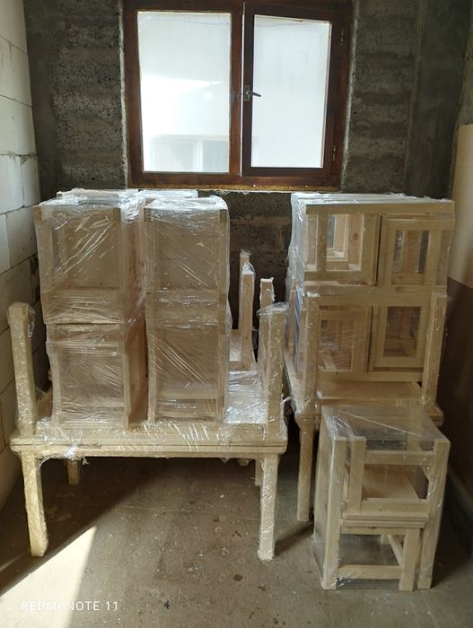 Дървени столчета и маса