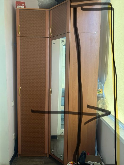 Продам шкаф угловой и комод