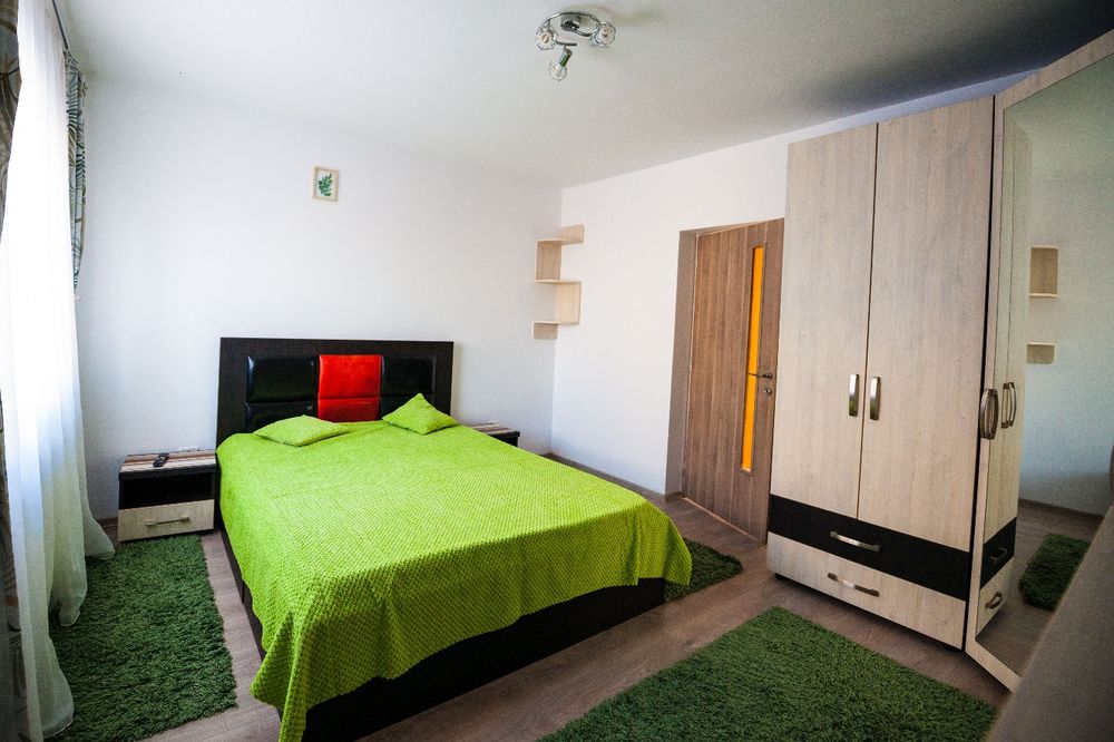 "Proprietar | 3 camere | Etaj 1 | Bloc cu 8 apartamente | Parcare + Boxă | 300 m Mall Sânpetru"