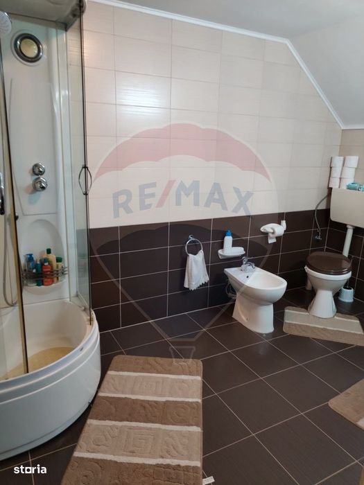 Casă individuală, teren 3275 mp, 6 camere, livadǎ cu pomi fructiferi