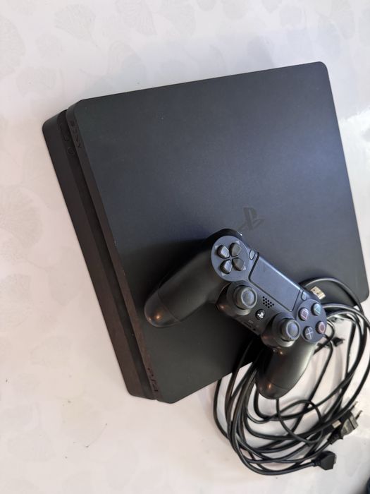 Продам плестейшн 4 в хорошом состоянии